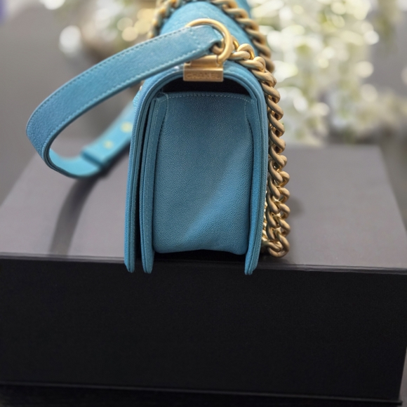 CHANEL Teal Quilted Crossbody Bag with Gold Chain - Picture 5 of 11